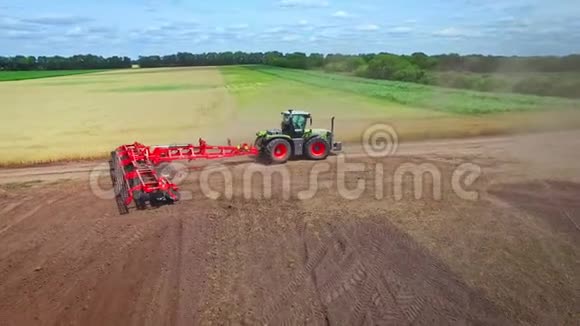农用拖拉机带拖车耕田农村经济视频的预览图