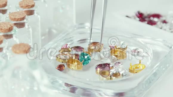 珠宝用人造石头为珠宝选择人造水晶视频的预览图