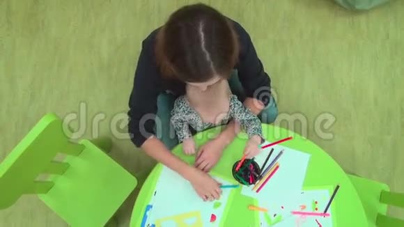 妈妈和小宝宝玩铅笔视频的预览图