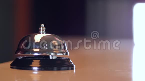 服务钟和钥匙卡酒店接待视频的预览图