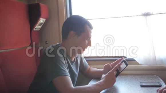 男人旅行者在火车上放松听音乐通过社交媒体生活方式微笑慢慢视频的预览图