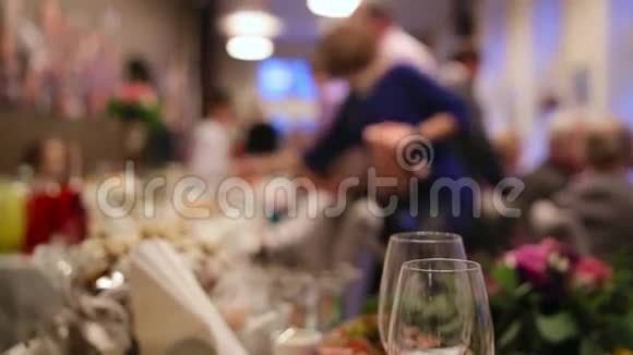服务员在婚礼上为客人新娘和新郎提供餐桌服务视频的预览图