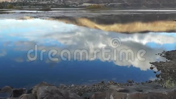 平稳缓慢的哥伦比亚河蓝天白云视频的预览图