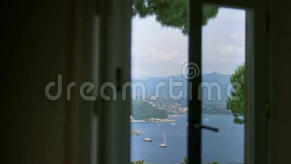 利古里亚海岸线的窗口视图视频的预览图