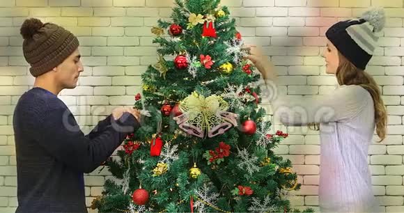 白人夫妇一起装饰圣诞树视频的预览图
