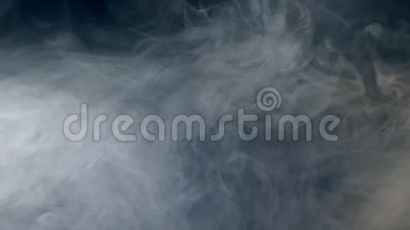 雾孤立的烟雾在黑暗中漂浮的恐怖的薄雾视频的预览图