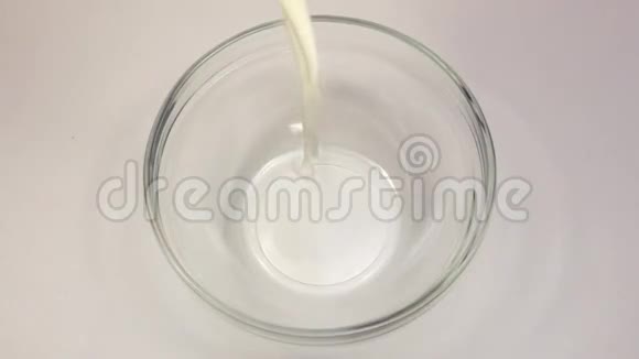 牛奶倒入玻璃透明碗中特写镜头慢动作视频的预览图