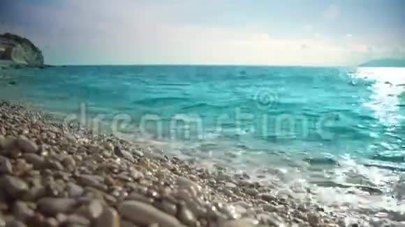 海洋海滩和海浪日落或日出时的海景视频的预览图