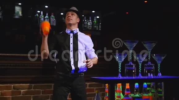 杂技表演由巴曼杂耍瓶表演酒吧背景慢动作视频的预览图