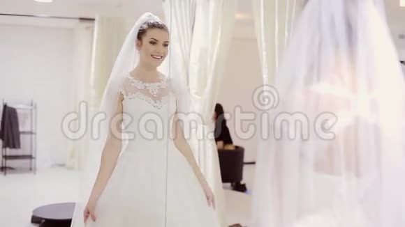 在镜子前新娘穿视频的预览图