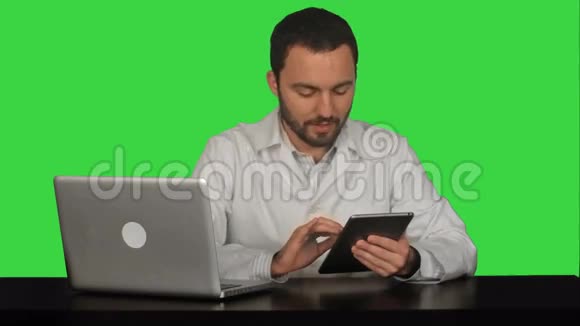 男医生拿着数码平板电脑说话视频的预览图