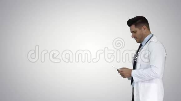 医生在梯度背景下展示药物视频的预览图