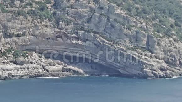 意大利Sardinia港沿海海滨洞穴视频的预览图
