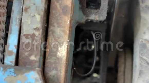 经典工业叉车轮胎及生锈金属的警告视频的预览图