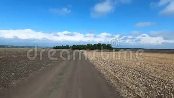 乡村公路穿过农田视频的预览图