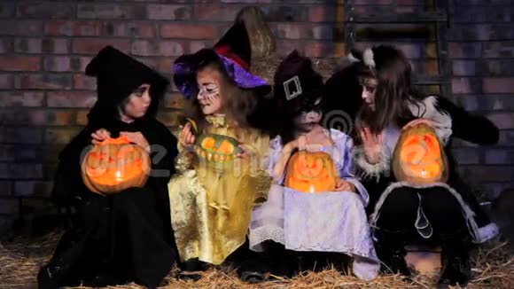三个小女巫和一个怪物开派对视频的预览图