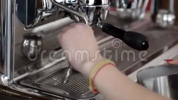 咖啡机准备热牛奶泡沫视频的预览图