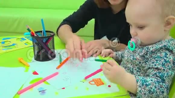 妈妈和小宝宝玩铅笔视频的预览图