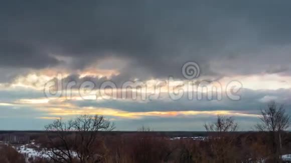 暴风云和云彩飘过天空视频的预览图