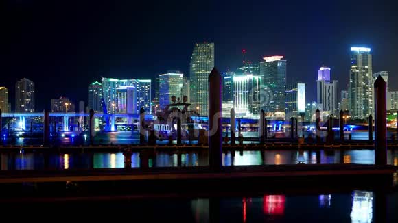 色彩斑斓的迈阿密天际线夜晚的时光流逝迈阿密时间流逝4k迈阿密佛罗里达州2016年4月10日视频的预览图