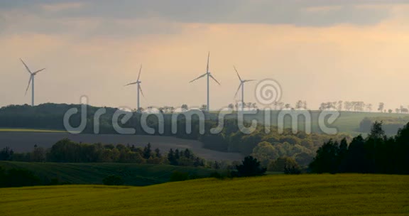 4K美丽的风车涡轮机风能轮廓在日落视频的预览图