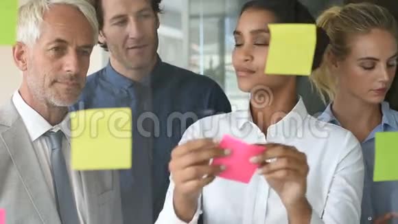 女商人粘着纸条视频的预览图