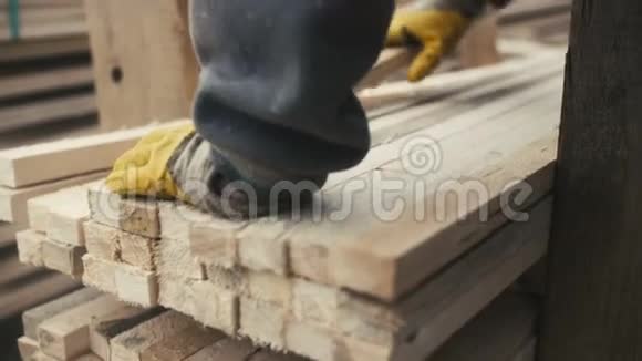 在锯木厂工作的人视频的预览图