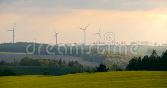 4K美丽的风车涡轮机风能轮廓在日落视频的预览图