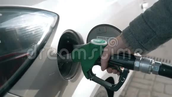 运输和所有权概念男子在加油站汽车中抽汽油燃料视频的预览图