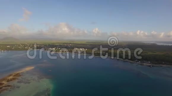 毛里塔尼亚岛印度洋沙滩和透明海水海岸鸟瞰图视频的预览图