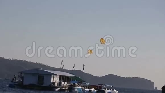 降落伞飞过海洋视频的预览图