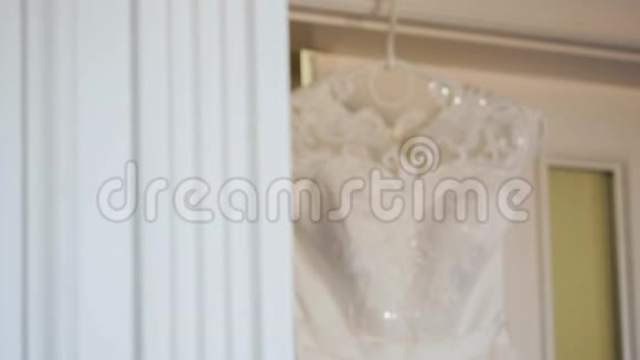 房间里衣架上的婚纱婚礼早视频的预览图