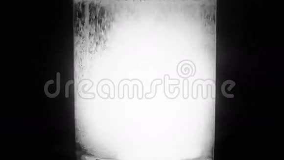 阿斯匹林片在一杯水中视频的预览图