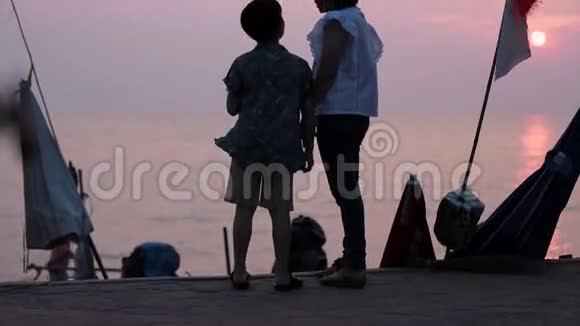 亚洲家庭的母亲和儿子带着海底看日落视频的预览图