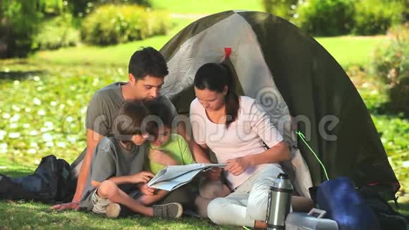 家庭露营在乡下视频的预览图