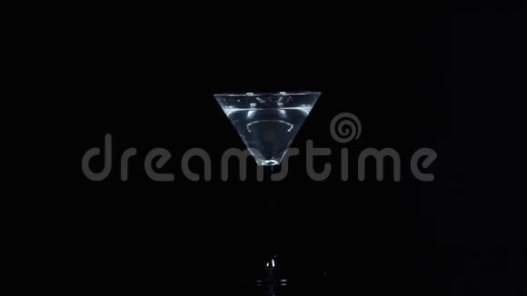 玛蒂娜玻璃黑色背景视频的预览图