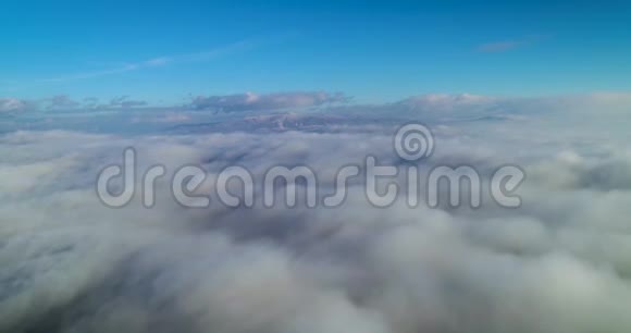 空中基辅飞越雾云的惊人飞行视频的预览图