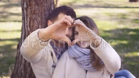 一对夫妇用双手捧着心视频的预览图