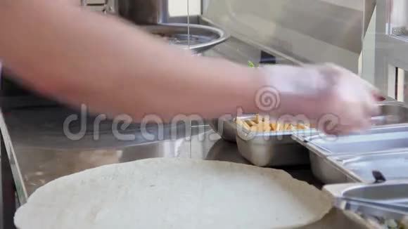 厨师做沙瓦玛视频的预览图