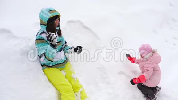 妈妈和一个三岁的女儿玩雪球视频的预览图