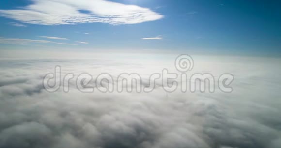 空中基辅飞越雾云的惊人飞行视频的预览图