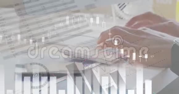 一个人在键盘上键入财务数据动画4k视频的预览图