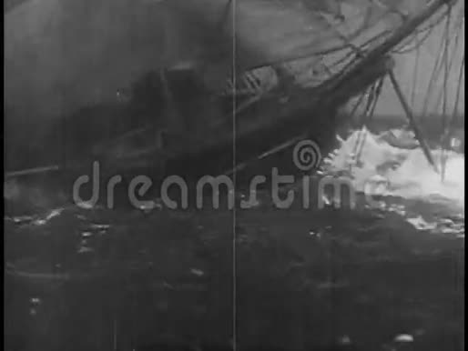 水手们在雷雨时争先恐后地上船视频的预览图