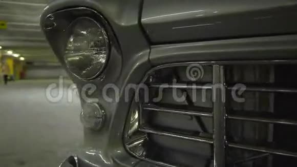 明亮的内部和外部蓝色美国复古车视频的预览图