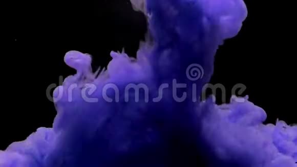 五颜六色的紫色墨水从上面滴在水中在黑色背景上轻轻地在水下旋转带有复制空间视频的预览图