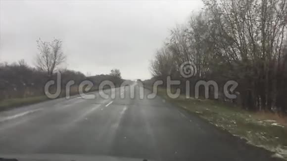 糟糕的沥青汽车驾驶雨秋寂寞路户外慢动作视频视频的预览图