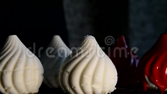 带镜面釉的马索沃蛋糕烹饪艺术作品铸造的过程视频的预览图
