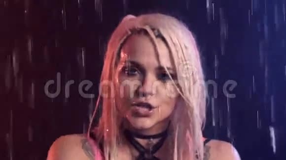 穿着粉红色上衣和剑带的迷人女孩在雨中喊叫和唱歌痛苦没有回报的爱音乐短片视频的预览图