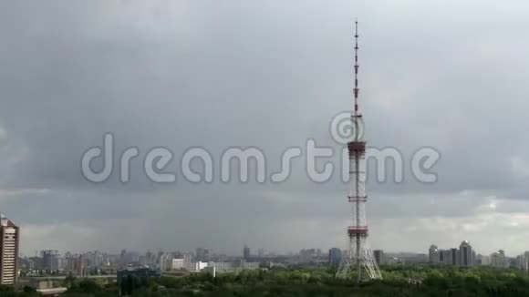 电视塔和暴风云的城市景观时间视频的预览图