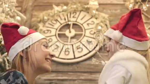 戴圣诞帽的母亲和女儿庆祝圣诞节和新年视频的预览图